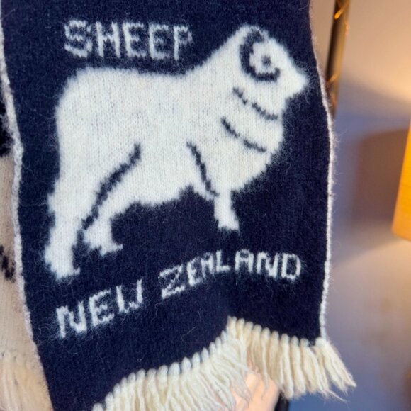 Vintage New Zealand 100% Wool Black and White Sheep Scarf - Picture 4 of 9